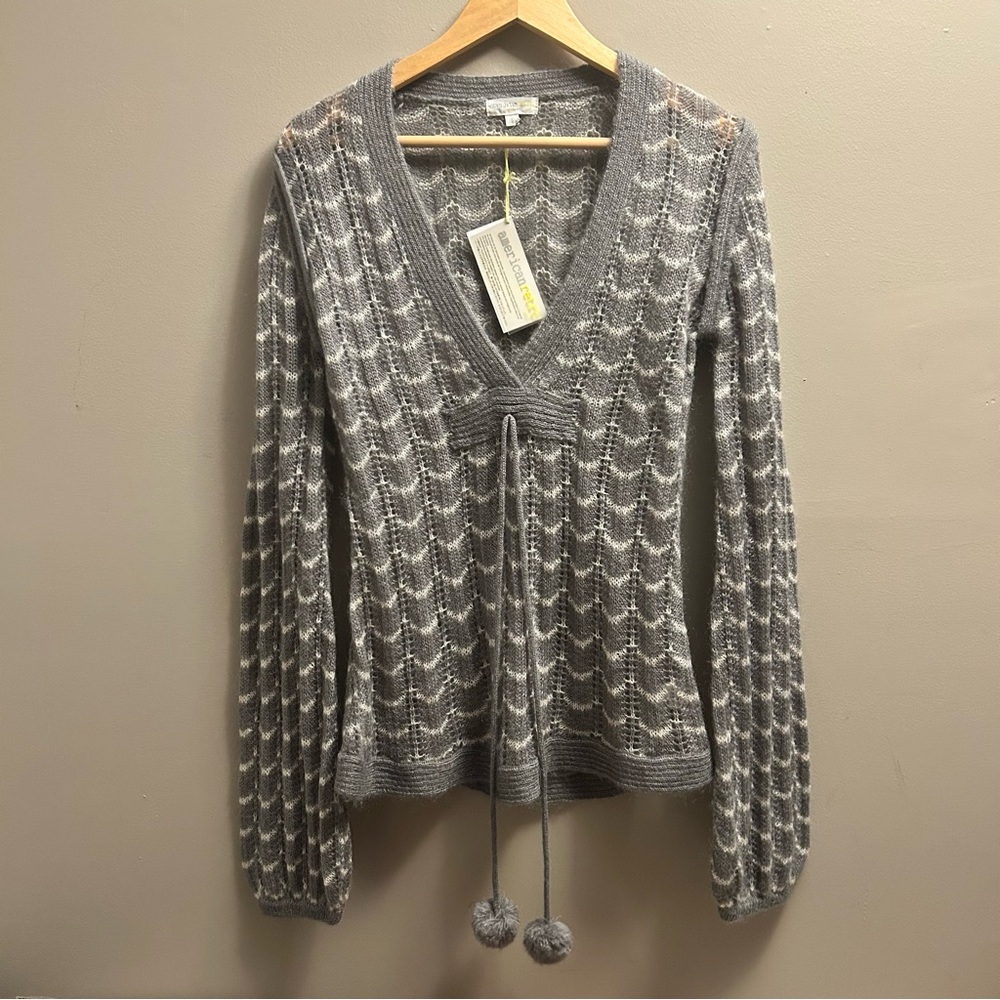 American Retro Paris women’s pullover Gray and white V-Neck Knit Sweater size 2